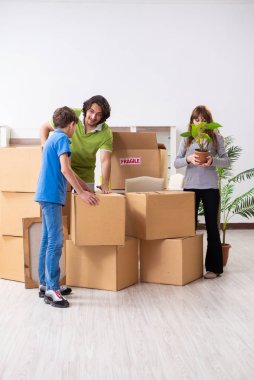 Genç aile yeni bir daireye taşınıyor.