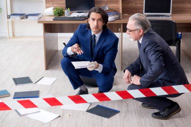 Ofiste çalışan iki kriminolog.