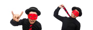 Kırmızı maskeli genç adam beyazda izole edilmiş.