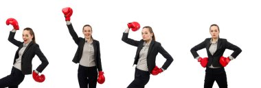 Beyazlara izole edilmiş boks eldivenli iş kadını