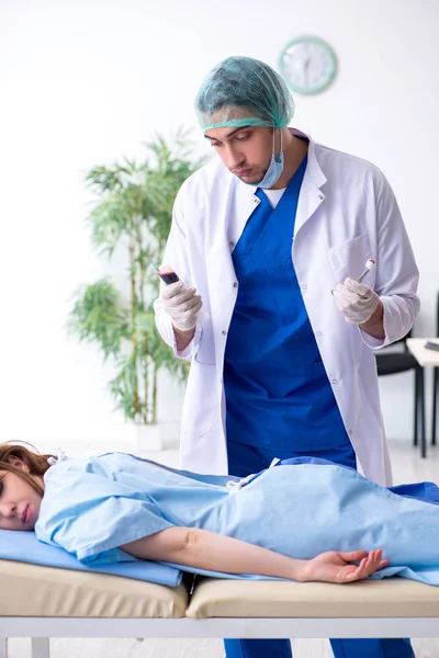 Female patient getting an injection in the clinic — Stock Photo, Image