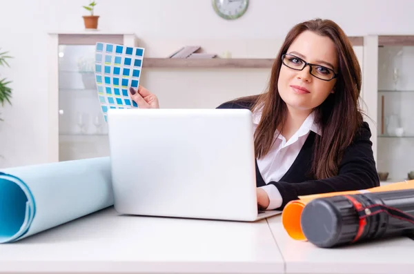 Diseñadora femenina trabajando en la oficina —  Fotos de Stock