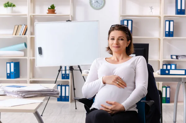 Vieja embarazada trabajando en la oficina — Foto de Stock