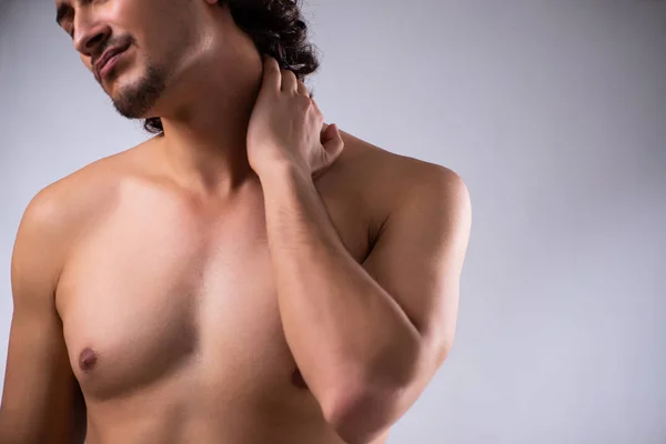 Joven que sufre de dolor de cuello — Foto de Stock