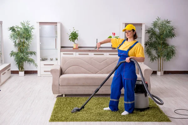 Vecchio appaltatore donna che fa lavori domestici — Foto Stock