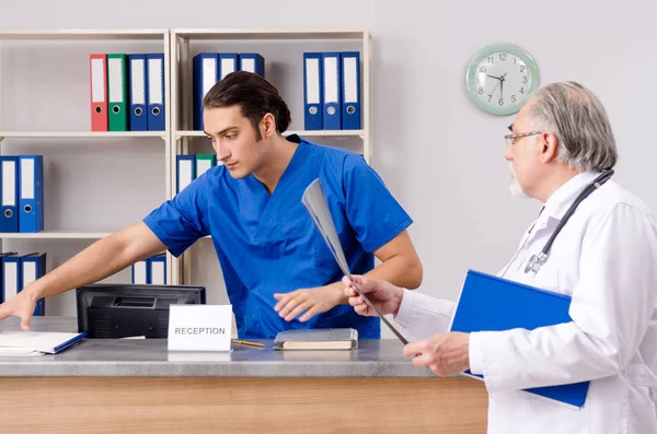 Dois médicos conversando na recepção no hospital — Fotografia de Stock