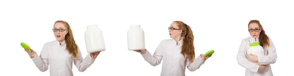 Junge Ärztin hält Glas mit Protein auf weiß isoliert — Stockfoto