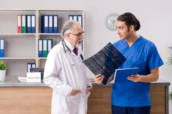 Двоє лікарів розмовляють на прийомі в лікарні — стокове фото