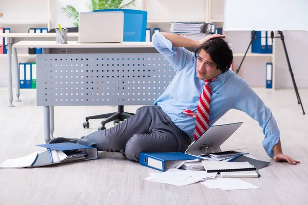 Junge männliche Mitarbeiter unzufrieden mit exzessiver Arbeit — Stockfoto