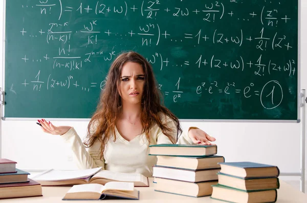 Jovem professora de matemática feminina na frente do quadro — Fotografia de Stock