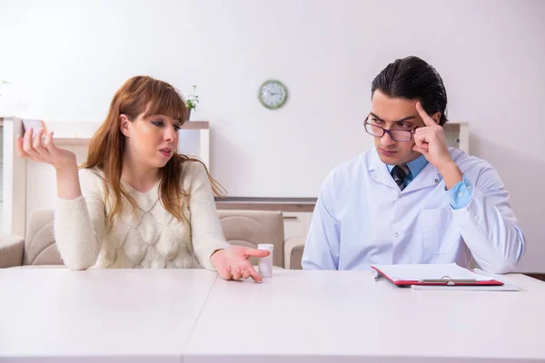 Jovem paciente do sexo feminino discutindo com psicólogo masculino pessoal — Fotografia de Stock