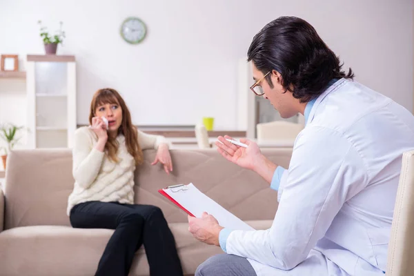 Молода пацієнтка обговорює з психологом-чоловіком особисте — стокове фото