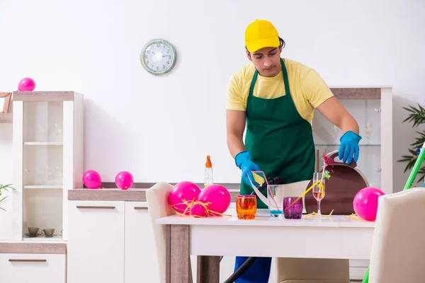 Giovane appaltatore maschile che fa lavori domestici dopo la festa — Foto Stock