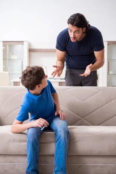 Concetto di fumo minorile con ragazzo e famiglia — Foto Stock