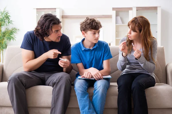 与年幼男孩和家庭一起吸烟的未成年人概念 — 图库照片