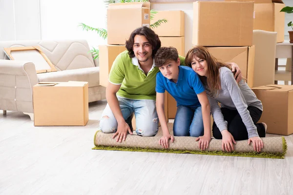 Jovem família se mudando para novo apartamento — Fotografia de Stock