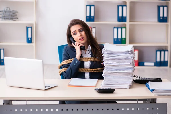 Giovane bella dipendente legata con la corda in ufficio — Foto Stock