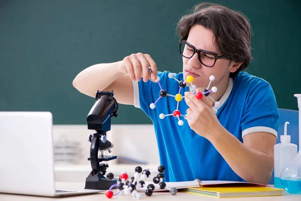 Giovane studente maschio in classe — Foto Stock