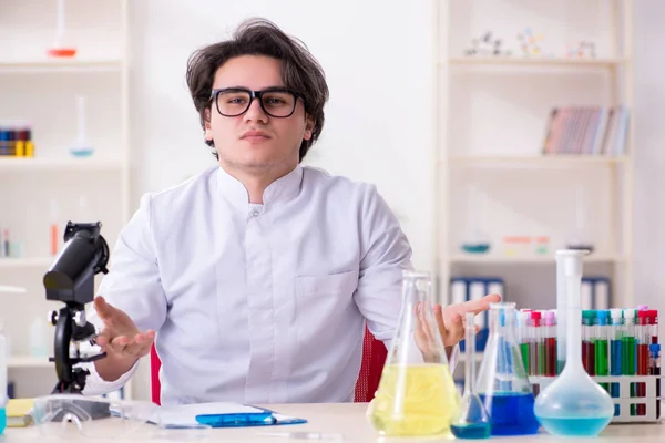 Jonge mannelijke biochemicus werkzaam in het lab — Stockfoto