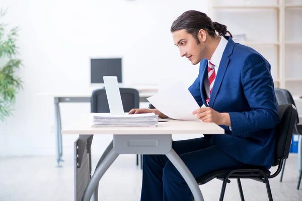 Jeune homme d'affaires assis dans le bureau — Photo