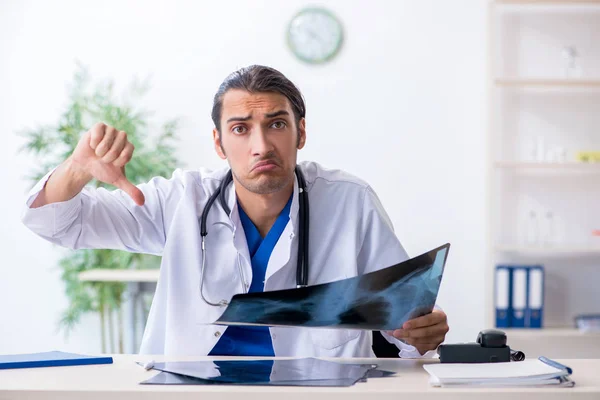 Klinikte çalışan genç erkek doktor. — Stok fotoğraf