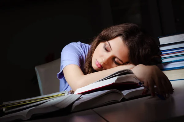 Jeune étudiante se préparant aux examens tard à la maison — Photo