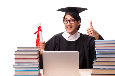 Beyaz tenli yakışıklı bir öğrenci.