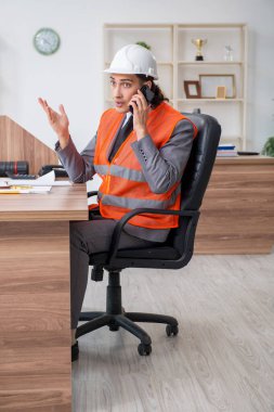 Ofiste çalışan genç erkek mimar.