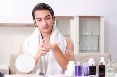 Genç yakışıklı adam banyoda.