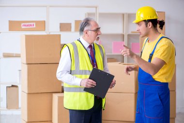 Profesyonel nakliyeciler evde yer değiştiriyor.