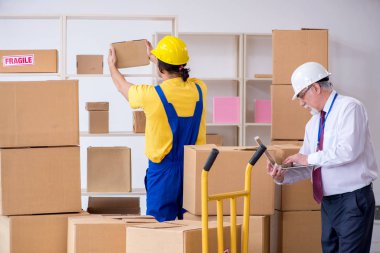 Profesyonel nakliyeciler evde yer değiştiriyor.