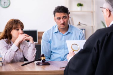 Boşanma konseptinde genç bir çift