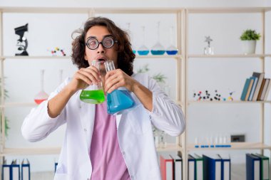 Laboratuvarda çalışan komik erkek kimyager.