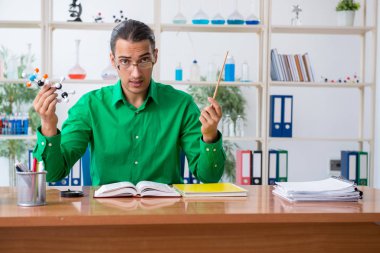 Kimya öğrencisi sınavlara çalışıyor.