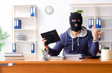 Ofisteki kar maskeli erkek hırsız.