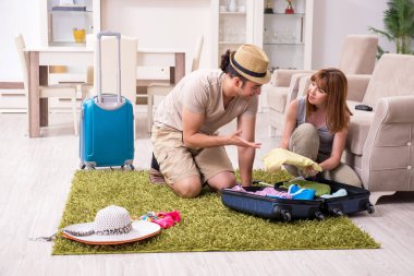 Genç çift geziye hazırlanıyor