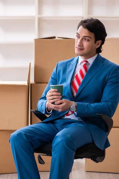 Junge hübsche Geschäftsfrau zieht an neuen Arbeitsplatz — Stockfoto