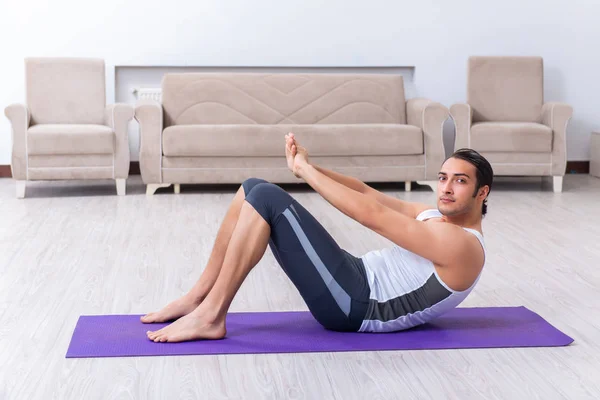 Joven entrenando y ejercitando en casa — Foto de Stock