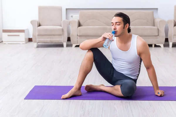 Jongeren thuis trainen en trainen — Stockfoto