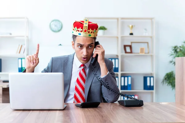 King businessman at his workplace — Stock Photo, Image