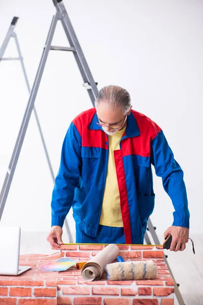 Old contractor doing renovation at home — Stock Photo, Image