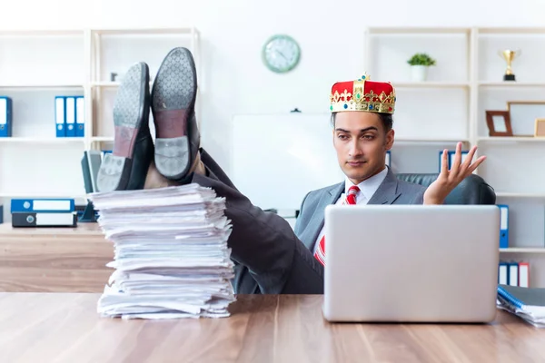 Rei empresário em seu local de trabalho — Fotografia de Stock