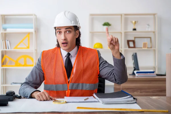 Junger männlicher Architekt arbeitet im Büro — Stockfoto