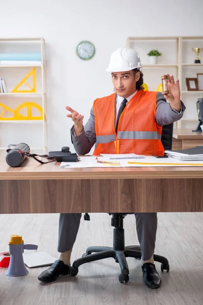 Junger männlicher Architekt arbeitet im Büro — Stockfoto