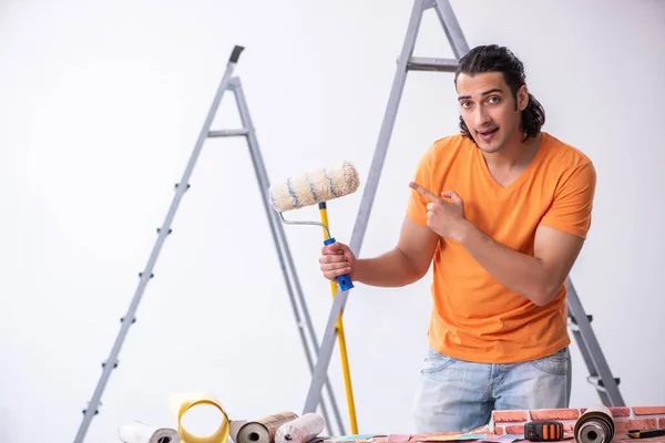 Joven contratista haciendo renovación en casa —  Fotos de Stock