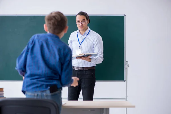 Jonge mannelijke leraar en jongen in de klas — Stockfoto