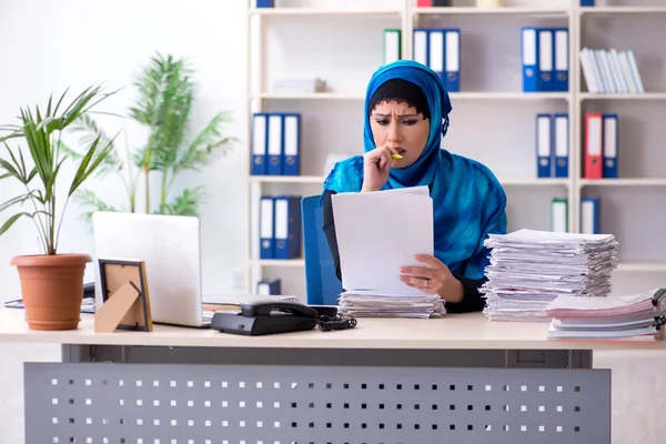 A hidzsábi női alkalmazott az irodában dolgozik — Stock Fotó