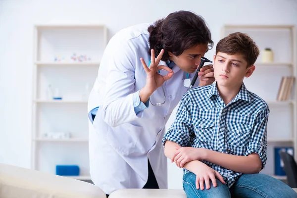 Otorrinolaringologista masculino examinando meninos orelha — Fotografia de Stock