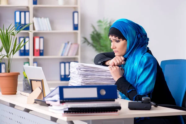 Female employee in hijab working in the office — Stock Photo, Image