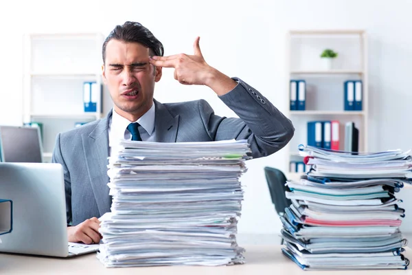 Empresário com carga de trabalho de papelada pesada — Fotografia de Stock